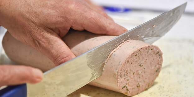 Messer schneidet in Wurst Messer schneidet in Wurst