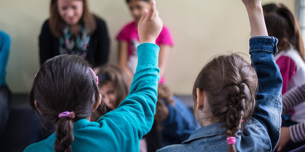 Kinder melden sich im Schulunterricht