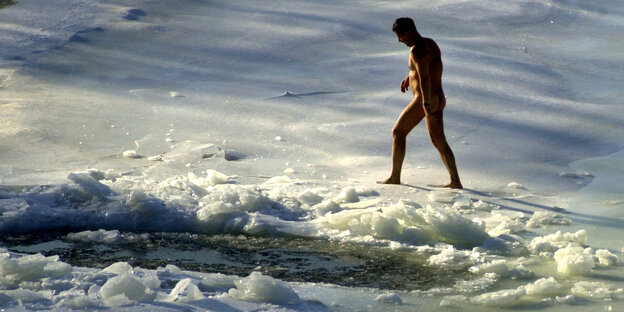 Ein nackter Mann auf dem Eis Ein nackter Mann auf dem Eis
