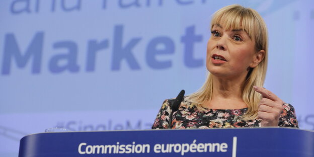 EU-Kommissarin Elżbieta Bieńkowska auf einem Podium EU-Kommissarin Elżbieta Bieńkowska auf einem Podium