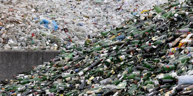 Sehr viele alte Glasflaschen, nach Farben sortiert Sehr viele alte Glasflaschen, nach Farben sortiert