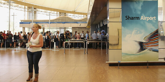 Touristin im Flughafen Scharm el-Scheich Touristin im Flughafen Scharm el-Scheich