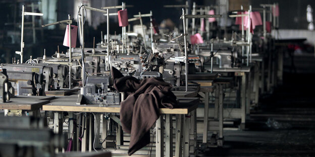 Eine menschenleere Textilfabrik in Bangladesch Eine menschenleere Textilfabrik in Bangladesch