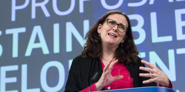 Cecilia Malmström formt ihre Hände als würde sie einen Ball anfassen Cecilia Malmström formt ihre Hände als würde sie einen Ball anfassen
