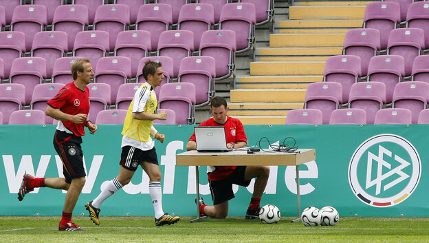 Jürgen Klinsmann und Philipp Lahm auf dem Trainingsplatz, im Hintergrund ein Mann am Laptop Jürgen Klinsmann und Philipp Lahm auf dem Trainingsplatz, im Hintergrund ein Mann am Laptop