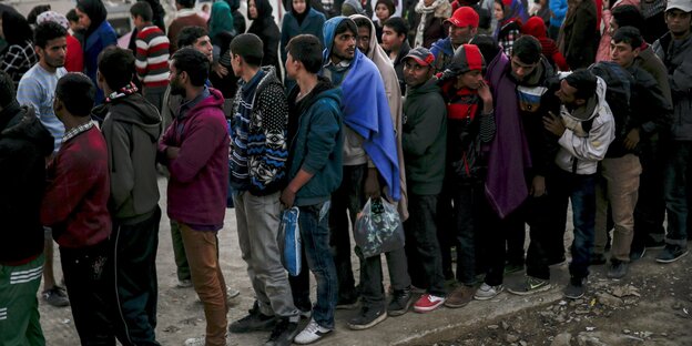Menschen stehen in einer Schlange Menschen stehen in einer Schlange