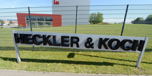 Firmenschild von Heckler & Koch Firmenschild von Heckler & Koch