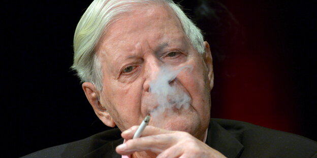 Helmut Schmidt raucht eine Zigarette Helmut Schmidt raucht eine Zigarette