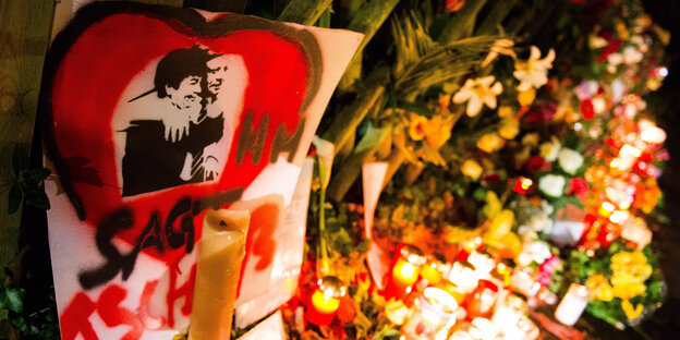 Kerzen und Blumen zum Gedenken an Schmidt Kerzen und Blumen zum Gedenken an Schmidt