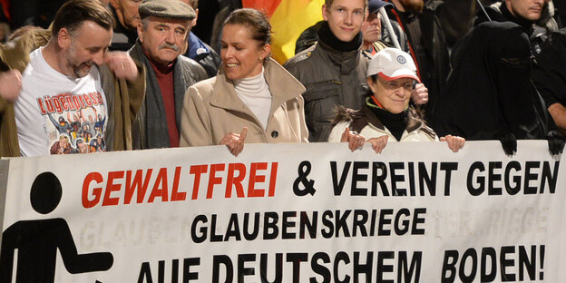 Bachmann zeigt Festerling auf der Pegida-Demo sein Shirt, auf dem „Lügenpresse“ steht Bachmann zeigt Festerling auf der Pegida-Demo sein Shirt, auf dem „Lügenpresse“ steht