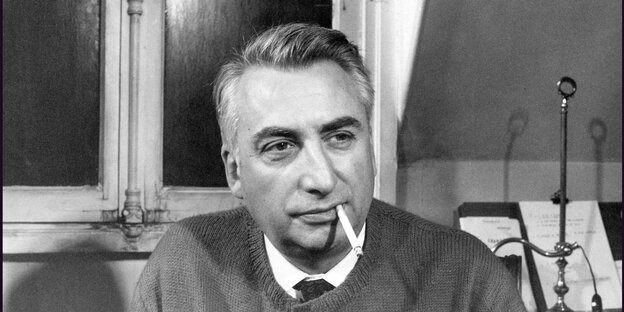 Schwarz-weiß-Bild von Barthes aus dem Jahr 1970, lächelnd, mit Zigarette im Mund Schwarz-weiß-Bild von Barthes aus dem Jahr 1970, lächelnd, mit Zigarette im Mund
