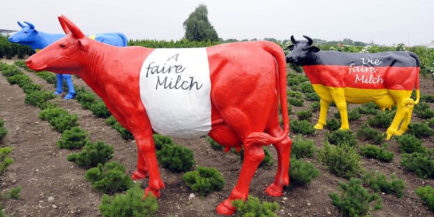 Figuren von Kühen in verschiedenen Farben bemalt Figuren von Kühen in verschiedenen Farben bemalt