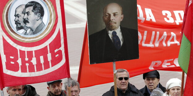 Demonstranten mit Lenin- und Stalin-Transparenten Demonstranten mit Lenin- und Stalin-Transparenten