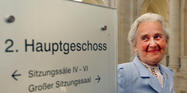 Ursula Haverbeck 2009 neben einem Wegweiser im Bundesverwaltungsgericht in Leipzig Ursula Haverbeck 2009 neben einem Wegweiser im Bundesverwaltungsgericht in Leipzig