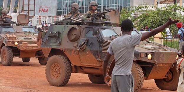 Französische Eingreiftruppen auf Patrouillie in Bangui. Französische Eingreiftruppen auf Patrouillie in Bangui.