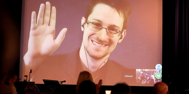 Edward Snowden auf einer Video-Leinwand Edward Snowden auf einer Video-Leinwand
