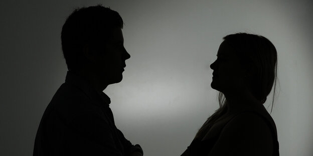 Silhouetten von Mann (links) und Frau (rechts), die sich gegenüber stehen. Silhouetten von Mann (links) und Frau (rechts), die sich gegenüber stehen.