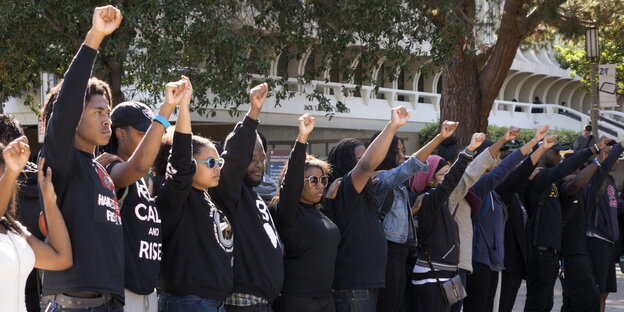 University of California: StudentInnen zeigen Solidarität mit den Protesten in Missouri University of California: StudentInnen zeigen Solidarität mit den Protesten in Missouri