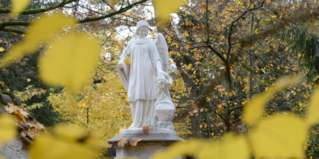 Engelsfigur auf einem Friedhof Engelsfigur auf einem Friedhof