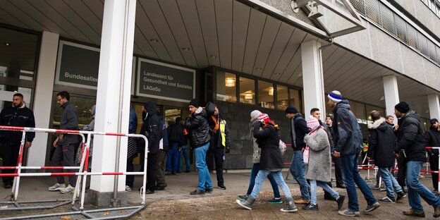 Flüchtlinge in der neuen Registrierungsstelle Flüchtlinge in der neuen Registrierungsstelle