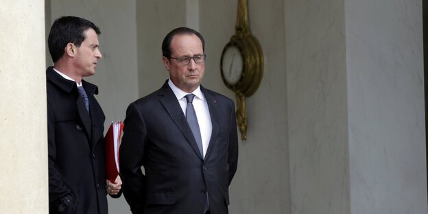 Premierminister Manuel Valls und Präsident François Hollande stehen nebeneinander und gucken sehr ernst Premierminister Manuel Valls und Präsident François Hollande stehen nebeneinander und gucken sehr ernst