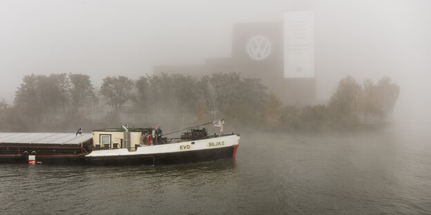 Ein Schiff im Nebel auf dem Mittellandkanal. Ein Schiff im Nebel auf dem Mittellandkanal.