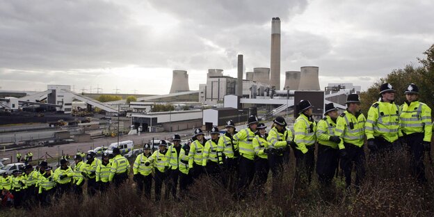 Viele Polizisten vor einem Kraftwerk Viele Polizisten vor einem Kraftwerk