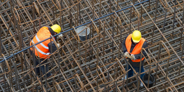 Arbeiter auf einer Baustelle Arbeiter auf einer Baustelle