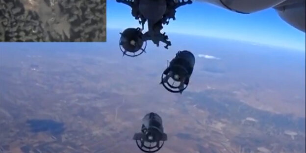 Aus einem Flugzeug werden Bomben abgeworfen Aus einem Flugzeug werden Bomben abgeworfen