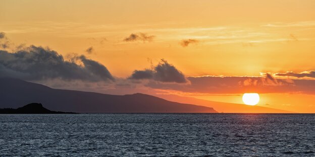 Ein Sonnenuntergang an einer Küstenlandschaft Ein Sonnenuntergang an einer Küstenlandschaft