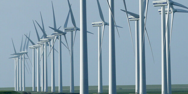 Windräder auf einer Wiese in Schleswig-Holstein. Windräder auf einer Wiese in Schleswig-Holstein.