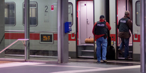 Polizeibeamte durchsuchen Zug in Hannover Polizeibeamte durchsuchen Zug in Hannover