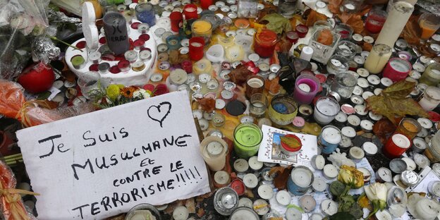 Kerzen und Botschaften zum Gedenken an die Opfer von Paris Kerzen und Botschaften zum Gedenken an die Opfer von Paris