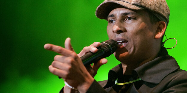 Sänger Xavier Naidoo singt Sänger Xavier Naidoo singt