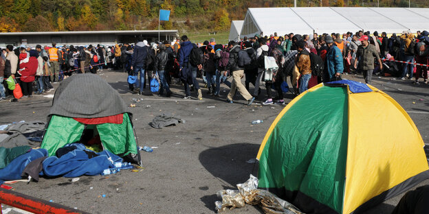 Flüchtlinge und Zelte Flüchtlinge und Zelte