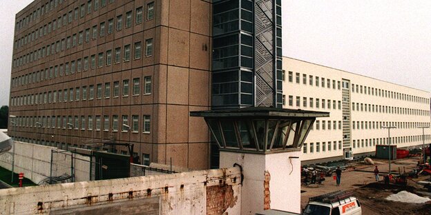 Das ehemalige Frauengefängnis in Berlin-Grünau wurde in ein Abschiebegefängnis umgebaut (2003).. Das ehemalige Frauengefängnis in Berlin-Grünau wurde in ein Abschiebegefängnis umgebaut (2003)..