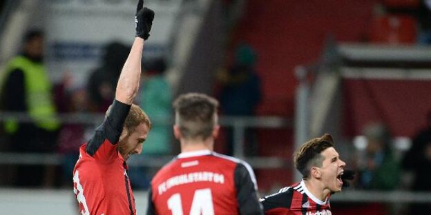 Torschütze Moritz Hartmann (l-r), Stefan Lex und Alfredo Morales von Ingolstadt jubeln über das 2:1.