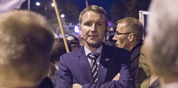 Björn Höcke mit verschränkten Armen Björn Höcke mit verschränkten Armen