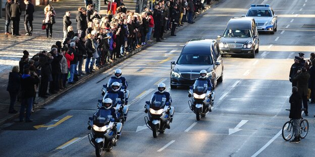 Schmidts Leichenwagen mit Polizeieskorte Schmidts Leichenwagen mit Polizeieskorte