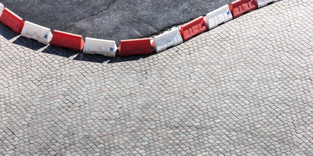 Straßensperre zwischen Pflaster und Asphalt Straßensperre zwischen Pflaster und Asphalt