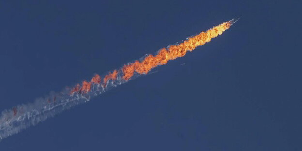 Der brennende Kampfjet beim Absturz Der brennende Kampfjet beim Absturz