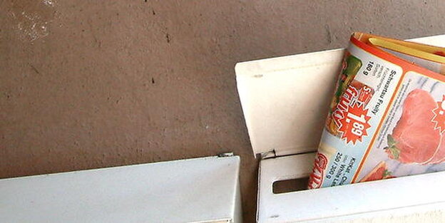 Ein Werbeprospekt steckt in einem Briefkasten Ein Werbeprospekt steckt in einem Briefkasten