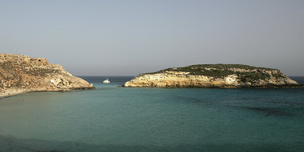 Küstenabschnitt der italiensichen Insel Lampedusa Küstenabschnitt der italiensichen Insel Lampedusa