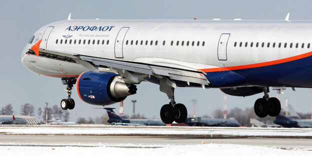 Ein Airbus A-321 der russischen Aeroflot landet auf dem Scheretmetjewo-Flughafen bei Moskau. Ein Airbus A-321 der russischen Aeroflot landet auf dem Scheretmetjewo-Flughafen bei Moskau.