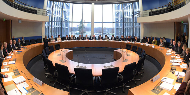 Ein Sitzungsaal mit einem runden Tisch. Ein Sitzungsaal mit einem runden Tisch.