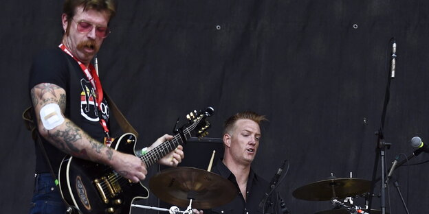 Der Guitarrist Jesse Hughes und der Schlagzeuger Josh Homme von Eagles of Death Metal machen Musik Der Guitarrist Jesse Hughes und der Schlagzeuger Josh Homme von Eagles of Death Metal machen Musik