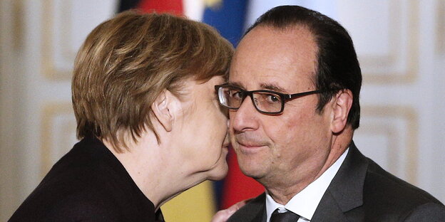 Merkel und Hollande „küssen“ sich. Merkel und Hollande „küssen“ sich.