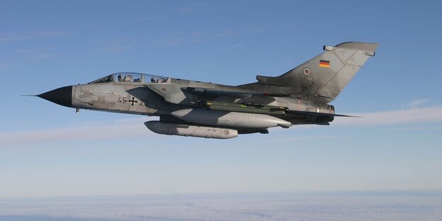 Ein Bundeswehr-Tornado im Flug. Ein Bundeswehr-Tornado im Flug.