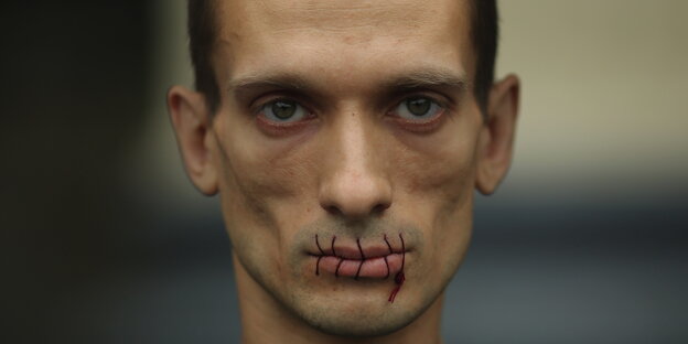 Pjotr Pawlenski mit zugenähten Lippen Pjotr Pawlenski mit zugenähten Lippen