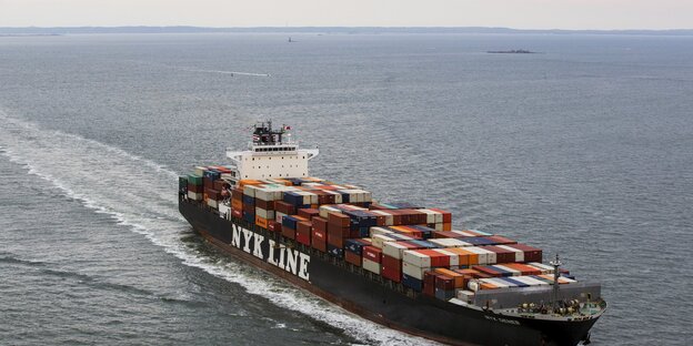 Containerschiff auf dem Meer Containerschiff auf dem Meer